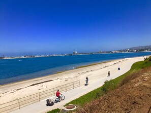 Una spiaggia nelle vicinanze, lettini da mare, teli da spiaggia