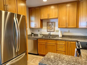 Frigorifero, microonde, forno, piano cottura