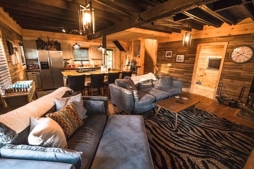 998 Pinhkham · Cozy Wooded Cabin/private hot tub/fireplace/river