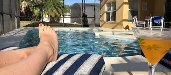 4 BR 3 BA, Secluded large pool and deck, Netflix WIFI AppleTV, gated community