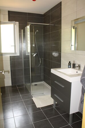 Een douche, een haardroger, een bidet, handdoeken
