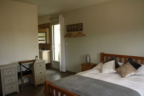 4 bedrooms, iron/ironing board, travel cot, free WiFi - Couiza, near Carcassonne, high spec, luxury house, sleeps 8 with pool. (Couiza)