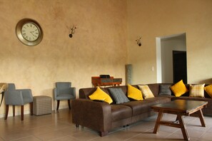 Smart TV, reproductor de DVD, videoteca y estéreo 