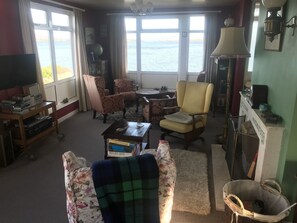 Tv, pejs, dvd-afspiller, bøger