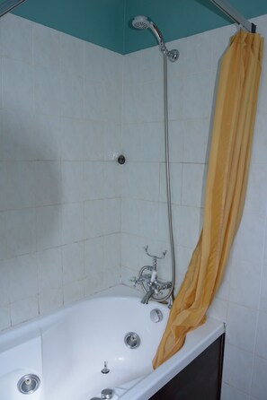 Badewanne, Haartrockner, Handtücher, Seife