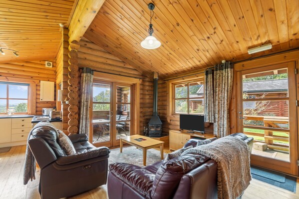Smart TV, fireplace, table tennis - Authentic timber lodge located in Devon's heart at the edge of glorious Dartmoor (Highampton)