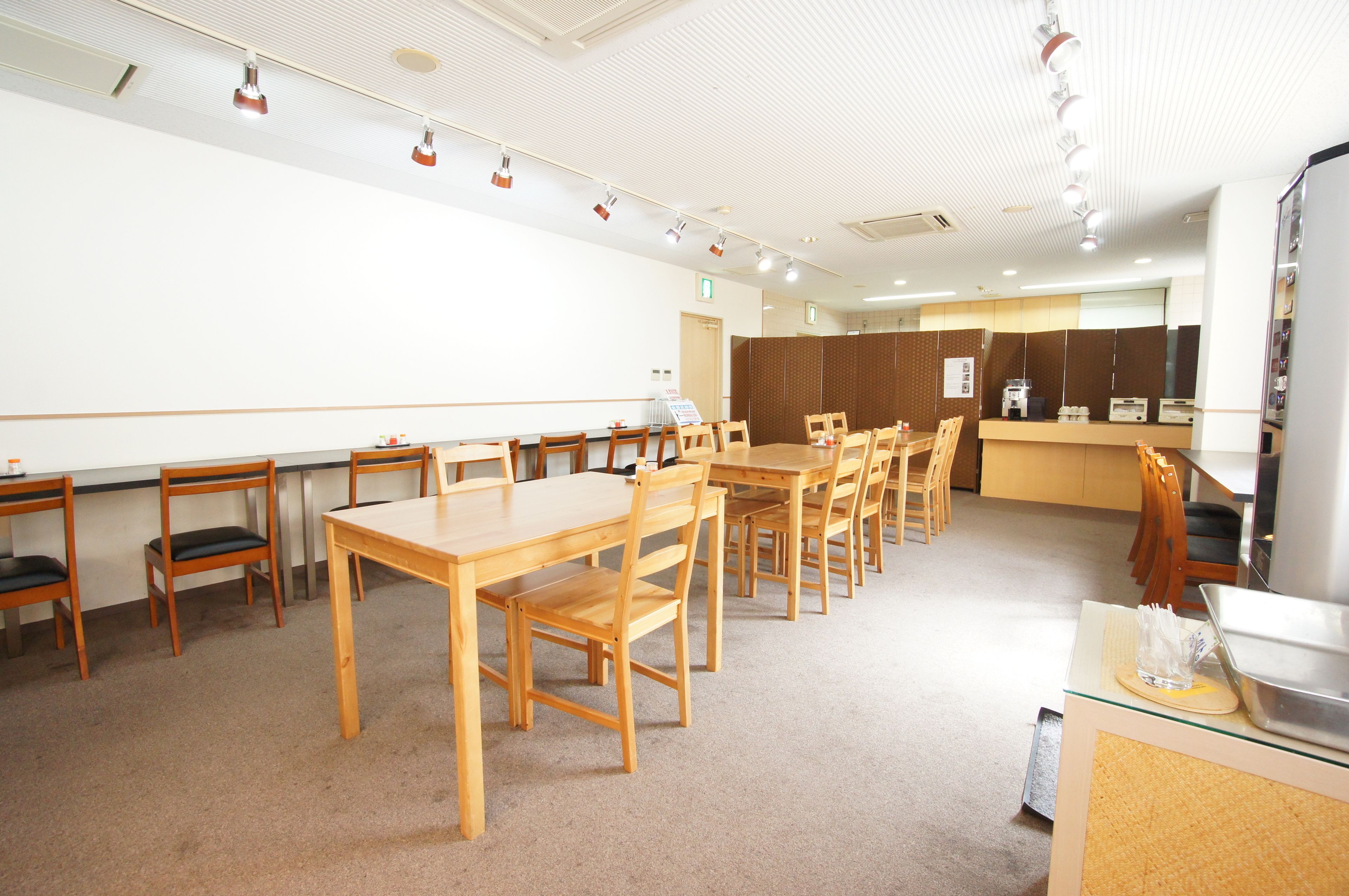 Daily continental breakfast (JPY 600 per person)