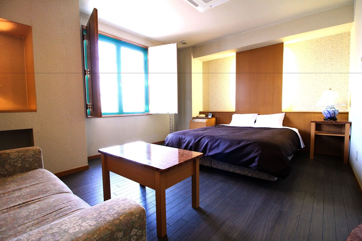 Double Room (Queen Size Bed) | Desk, free WiFi, bed sheets