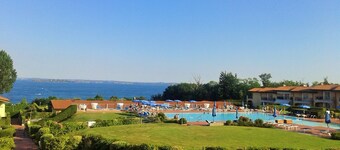 Stunning three-room lake view in a residence with three swimming pools and 36,000 m2 of greenery