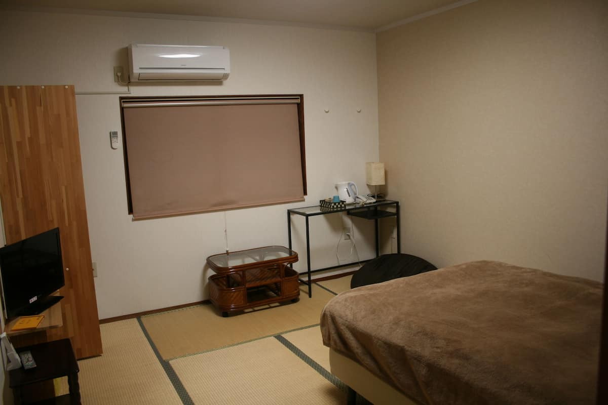 Traditional Double Room, Non Smoking | In-room safe, free WiFi