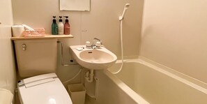 Duschwanne, kostenlose Toilettenartikel, Haartrockner, Bidet