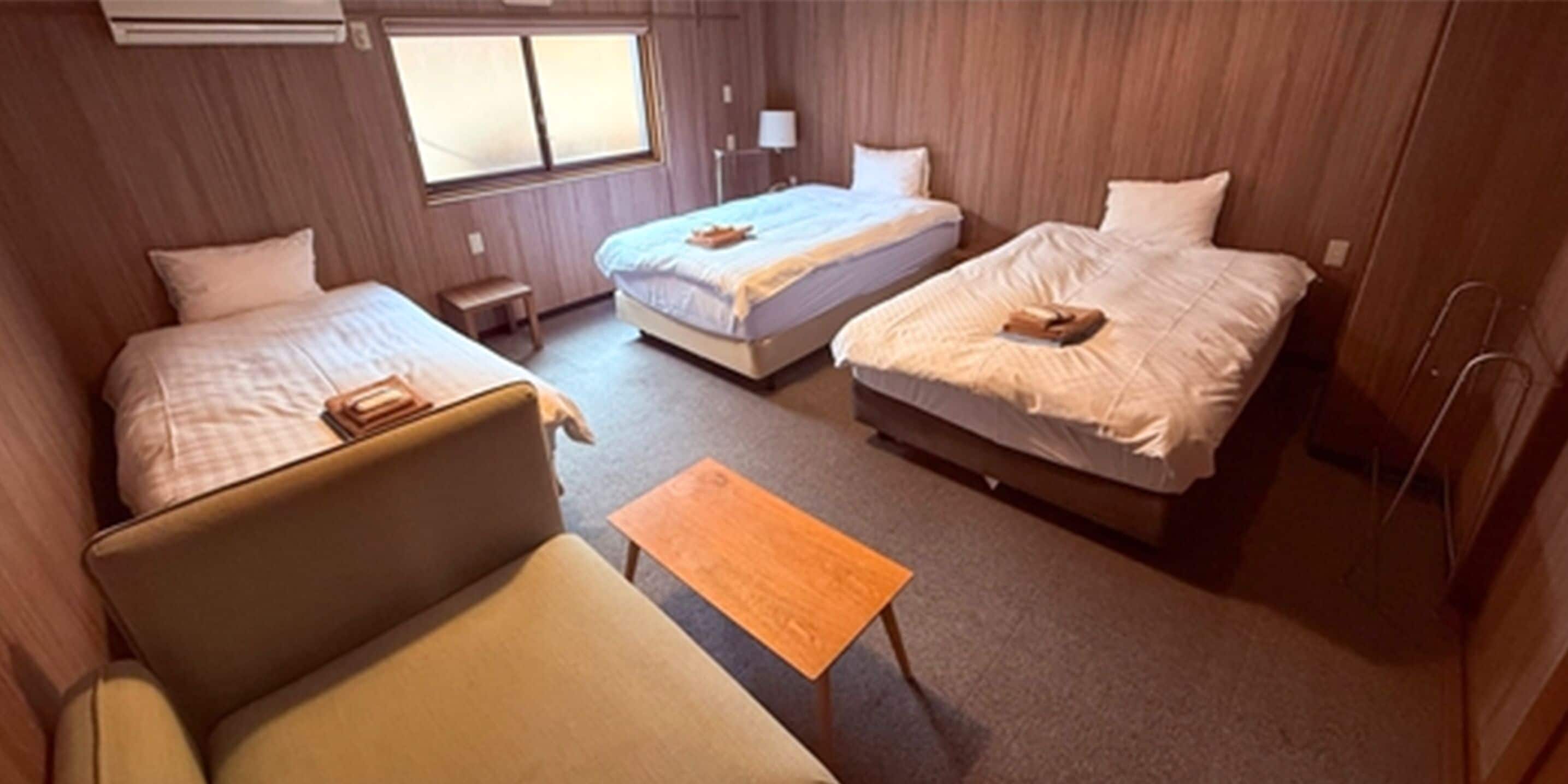 Habitación triple estándar, 3 camas individuales, para no fumadores | Caja de seguridad en la habitación y wifi gratis 