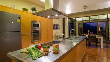 Réfrigérateur, four, plaque de cuisson, cafetière/bouilloire