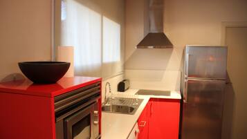 Réfrigérateur, micro-ondes, plaque de cuisson, cafetiÚre/bouilloire