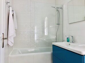 Tina con regadera, secadora de cabello, bidet, toallas