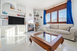 Fernseher, Kamin, DVD-Player, Bücher
