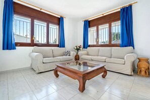 Fernseher, Kamin, DVD-Player, Bücher
