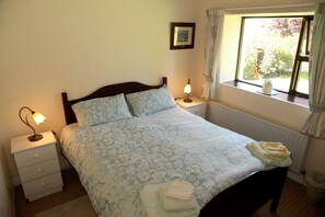 4 bedrooms, in-room safe, desk, iron/ironing board - Old Style Traditional Irish Farmhouse with mod-cons- WIFI included as standard (Limerick)