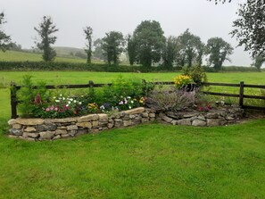 Property grounds - Old Style Traditional Irish Farmhouse with mod-cons- WIFI included as standard (Limerick)