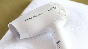 Un secador de pelo Panasonic ionity sobre una toalla blanca.