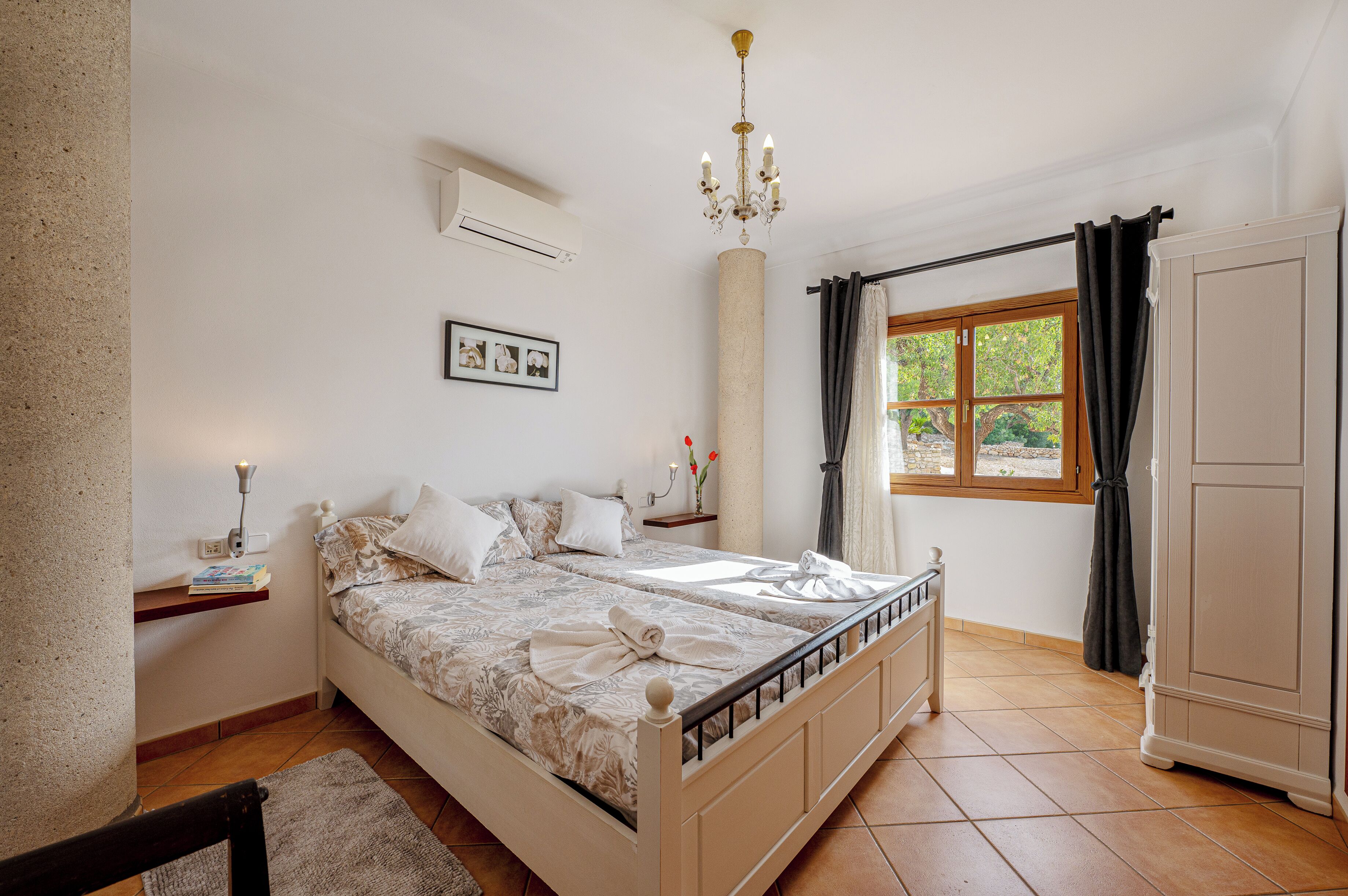 4 slaapkamers, een kluis op de kamer, een bureau