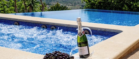 حمّام سباحة خارجي