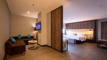 Premium bedding, in-room safe, desk, free WiFi