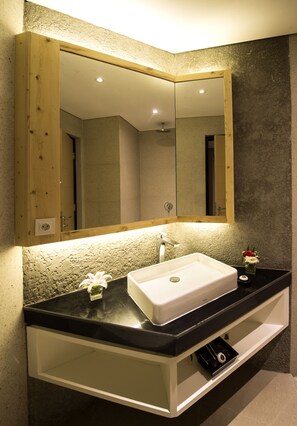 Familienzimmer | Badezimmer | Dusche, kostenlose Toilettenartikel, Hausschuhe, Handtücher