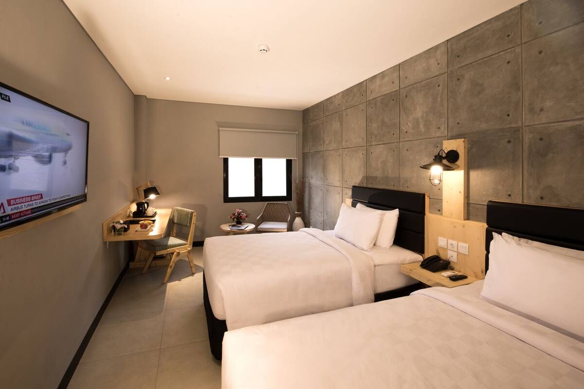 family room | premium bedding, in-room safe, desk, free wifi