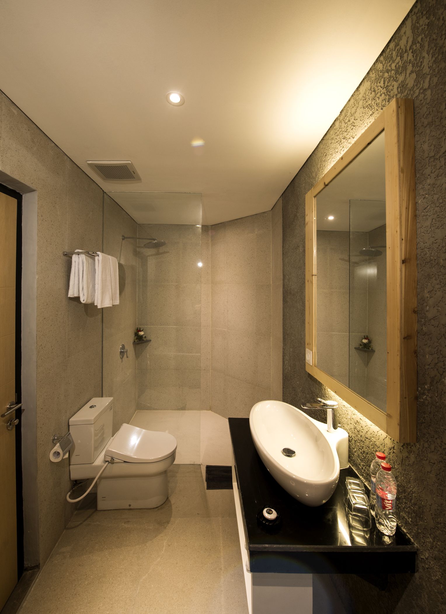 junior suite | bathroom | shower, free toiletries, slippers, towels