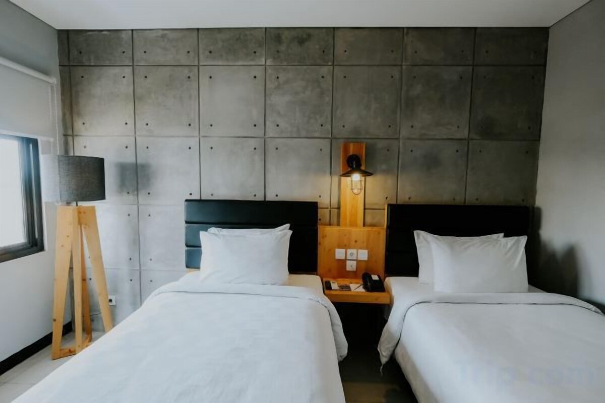 Premium bedding, in-room safe, desk, free WiFi