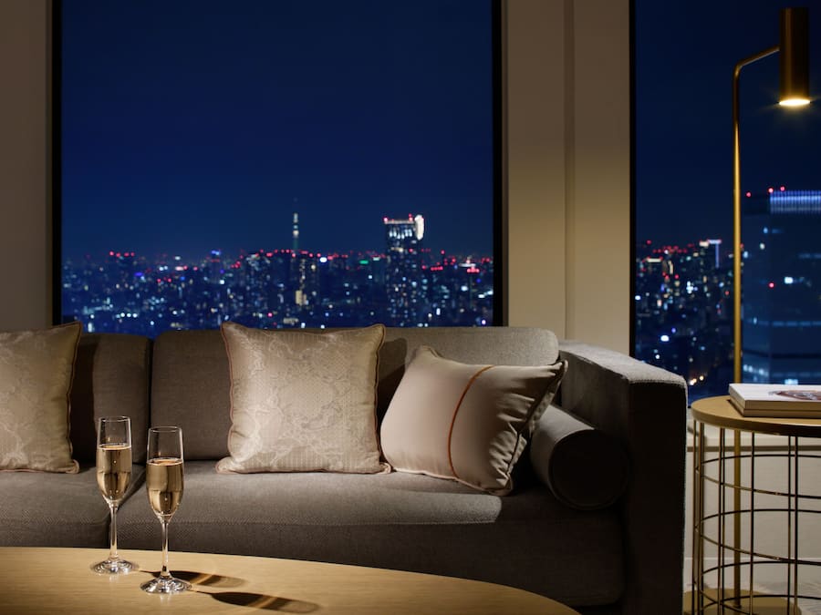 Flatscreentelevisie, een tabletcomputer, een dvd-speler en speelgoed