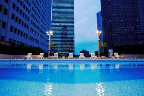 Una piscina al aire libre de temporada
