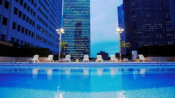 季節限定屋外プール、営業時間 9:00 ~ 19:30、ライフガード配置