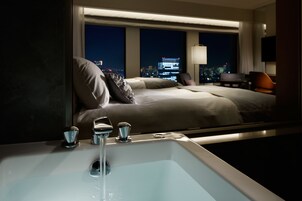 Deep soaking bathtub