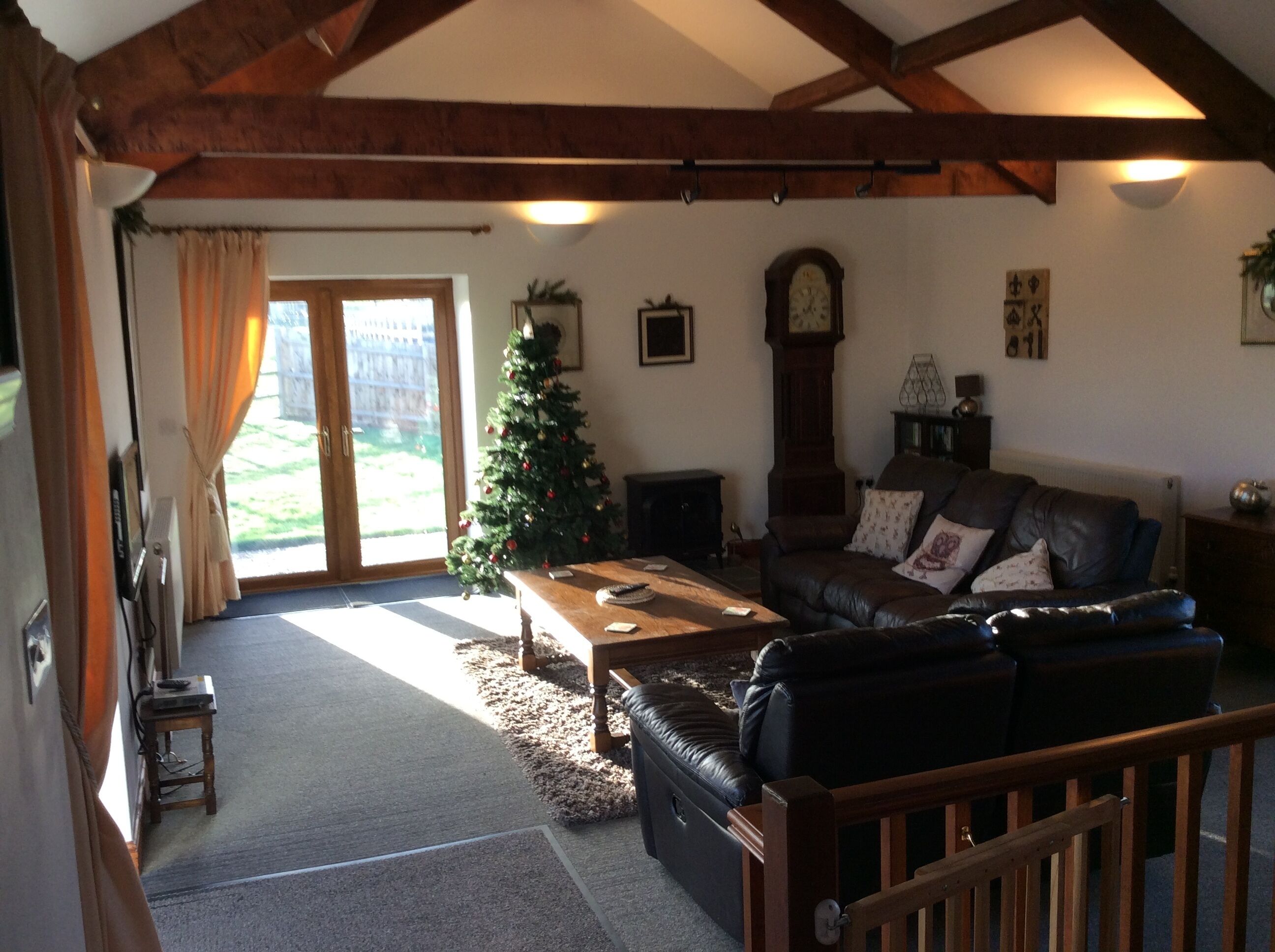 Smart-TV, Kamin, DVD-Player, Bücher