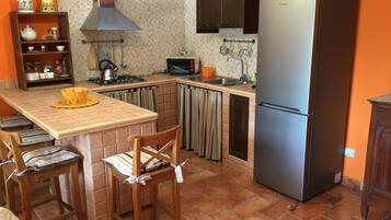 Frigorifero, forno, piano cottura, macchina per tè/caffè