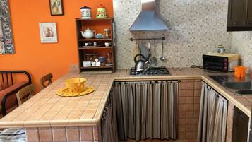 Frigorifero, forno, piano cottura, macchina per tè/caffè