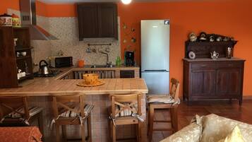 Réfrigérateur, four, plaque de cuisson, cafetiÚre/bouilloire