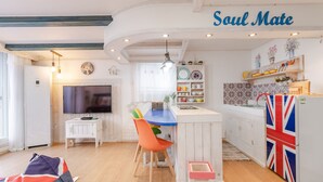 슈피리어 더블룸, 침실 1개, 바다 전망 | 거실 공간 | 케이블 채널 시청이 가능한 50인치 평면 TV, TV