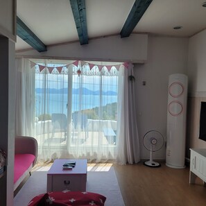 Chambre double, vue sur la mer | Aire de séjour | Téléviseur à écran plat de 50 po avec télévision par câble, téléviseur