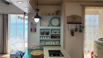 ダブルルーム シービュー | 専用キッチン | 大型冷蔵庫、電子レンジ、コンロ、コーヒー / ティーメーカー