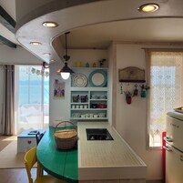 Refrigerador con freezer, microondas, placa de cocina, cafetera/tetera