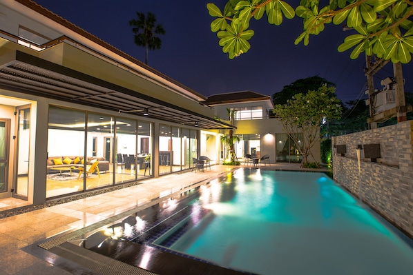 9 Bedroom Villa with Private Pool | Piscine extérieure