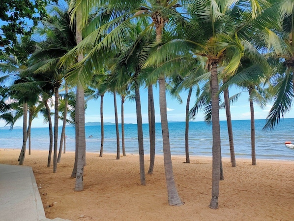 On the beach - Villa Navin Premier Pool Villa (Pattaya)