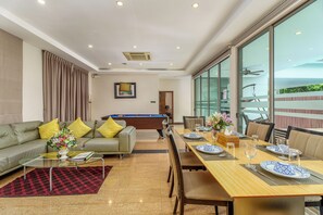 5 Bedroom Villa with Private Pool | Aire de séjour | Téléviseur à écran plat