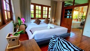 Penthouse | Premium bedding, down comforters, minibar, in-room safe