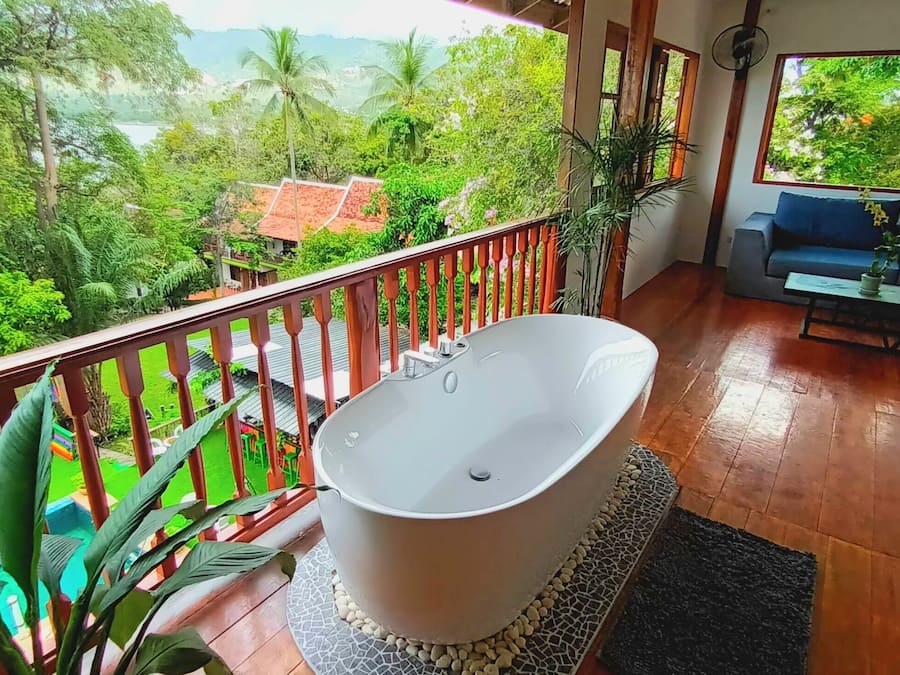 Premium kamer | Woonruimte | Een 42-inch ledtelevisie met digitale zenders en televisie