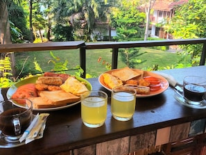 Petit déjeuner complet (350 THB par personne)