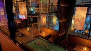 2 barer/lounger och bar vid poolen